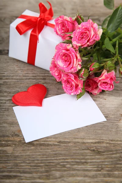 Strauß rosa Rosen, Herz und Grußkarte — Stockfoto