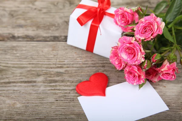 Bouquet de roses roses, coeur et carte de voeux — Photo