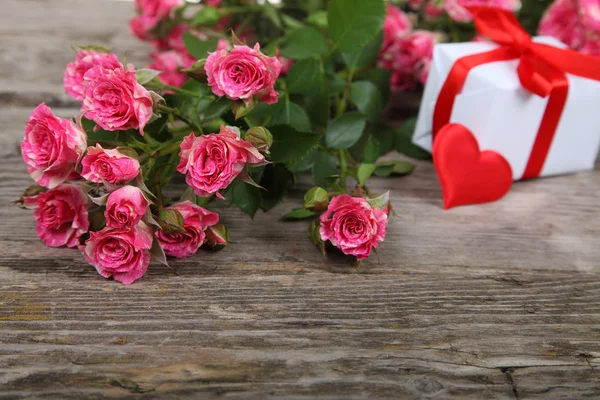 Μπουκέτο με ροζ τριαντάφυλλα και καρδιά — Φωτογραφία Αρχείου
