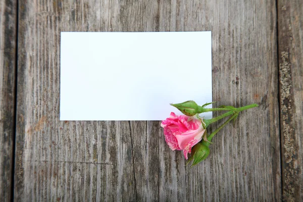 Rosa rosas e cartão de saudação — Fotografia de Stock