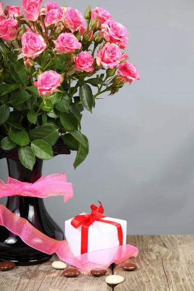 Bouquet di rose rosa e cuore — Foto Stock