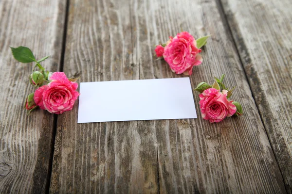 Ροζ τριαντάφυλλα και ευχετήρια κάρτα — Φωτογραφία Αρχείου