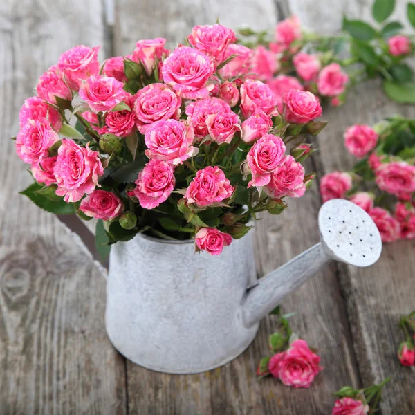 Buquê de rosas em uma lata de rega — Fotografia de Stock