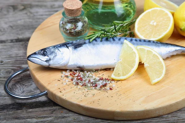 Raw fish with lemon and rosemary — Stock Photo, Image