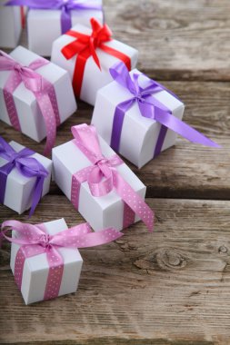 Hediye kutusu pembe ve Lila şeritler