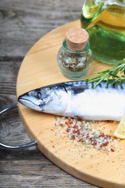 Limon ve biberiye çiğ balık 