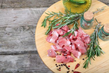 Çiğ et, otlar ve baharatlar.