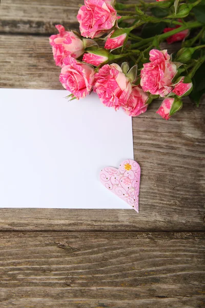 Bouquet of pink roses, heart  and greeting card — Stock Photo, Image