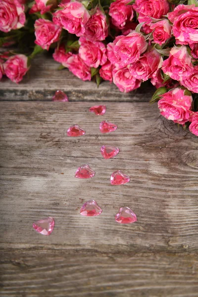 Bouquet of pink roses and heart — Stock Photo, Image