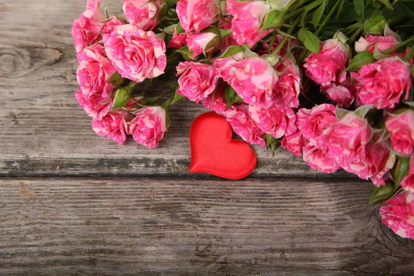 Bouquet di rose rosa e cuore — Foto Stock