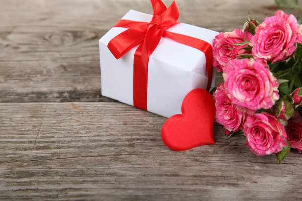 Strauß rosa Rosen, Herz und Geschenk — Stockfoto