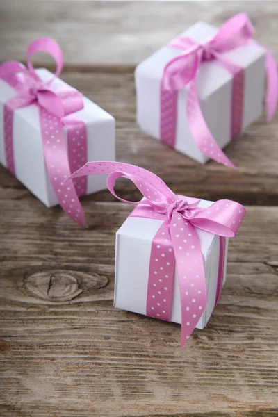 Confezione regalo con nastri rosa e lilla — Foto Stock