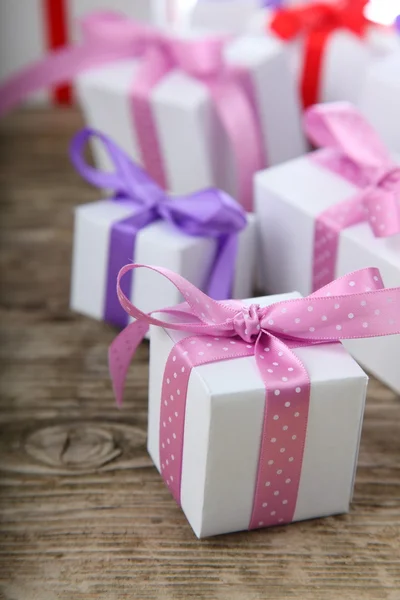Подарункова коробка з рожевими та бузковими стрічками — стокове фото