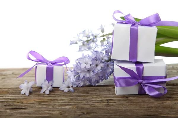 Geschenkboxen und blaue Hyazinthe — Stockfoto