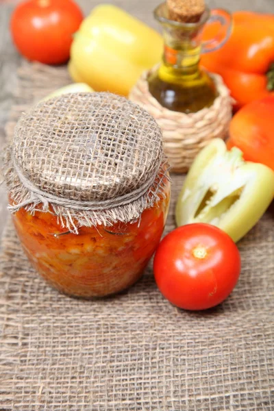 Mise en conserve des légumes dans les banques — Photo