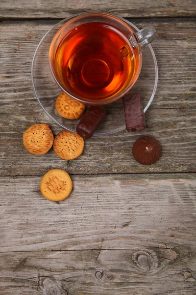 Tasse Tee und Pralinen — Stockfoto