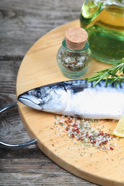 Pescado crudo con limón y romero — Foto de Stock