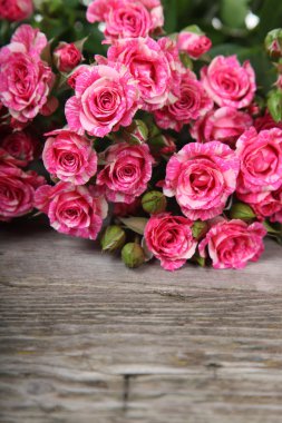 Bir buket pembe gül.