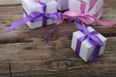 Yay hediye kutuları bağlı 