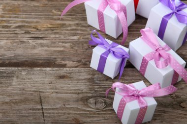 Yay hediye kutuları bağlı 