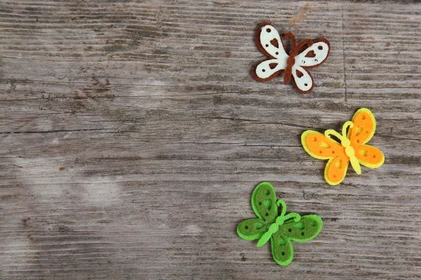 Kelebekler ve kumaştan yapılmış çiçekler — Stok fotoğraf