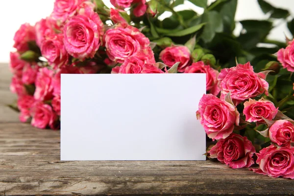 Buquê de rosas rosa e cartão de saudação — Fotografia de Stock