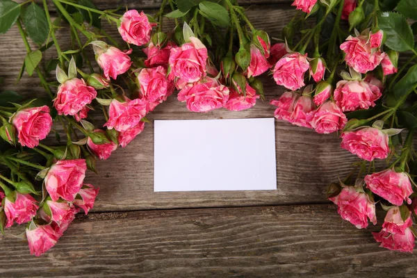 Ramo de rosas rosadas y tarjeta de felicitación — Foto de Stock