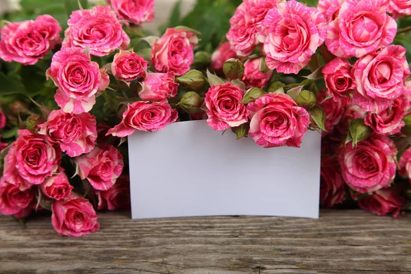 Bouquet van roze rozen en wenskaart — Stockfoto