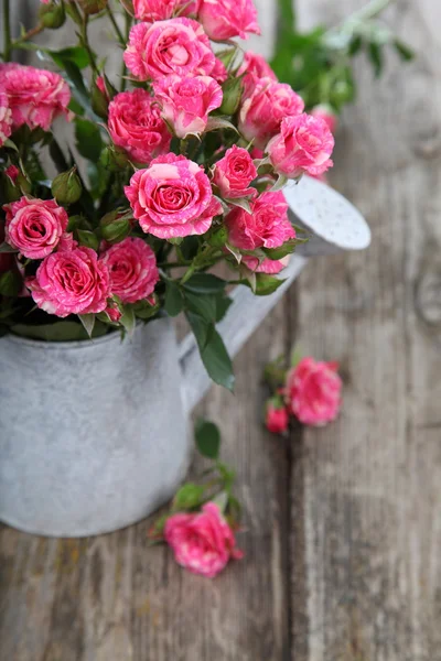 Kytice růží v konev — Stock fotografie