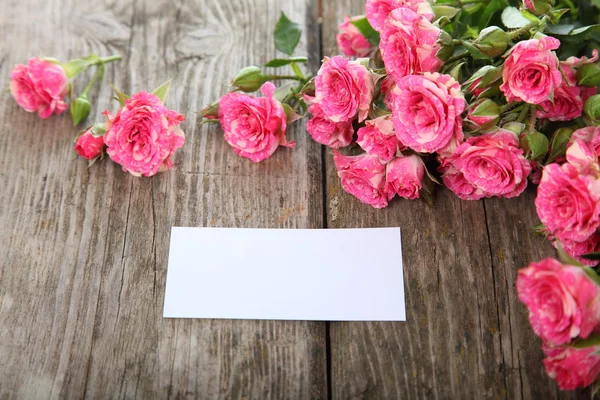 Ramo de rosas rosadas y tarjeta de felicitación — Foto de Stock