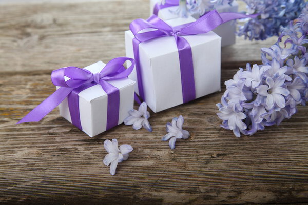 Подарочные коробки и голубой гиацинт
