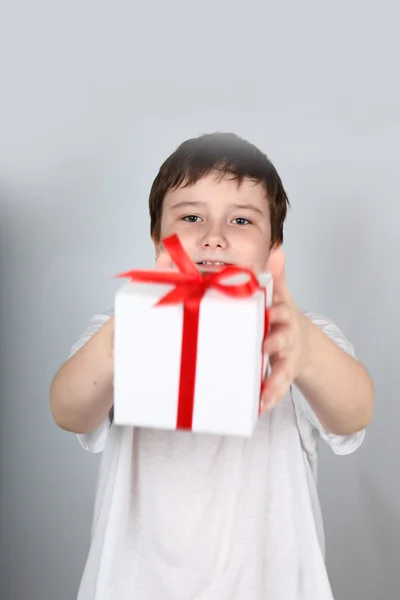Fröhlicher Junge mit Geschenk — Stockfoto