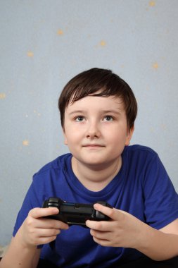 Çocuk bilgisayar oyunu oynamak bir joystick ile