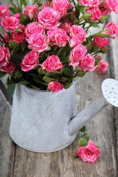 Ramo de rosas en una regadera —  Fotos de Stock