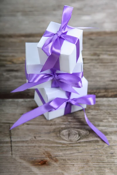 Confezione regalo con nastri lilla — Foto Stock