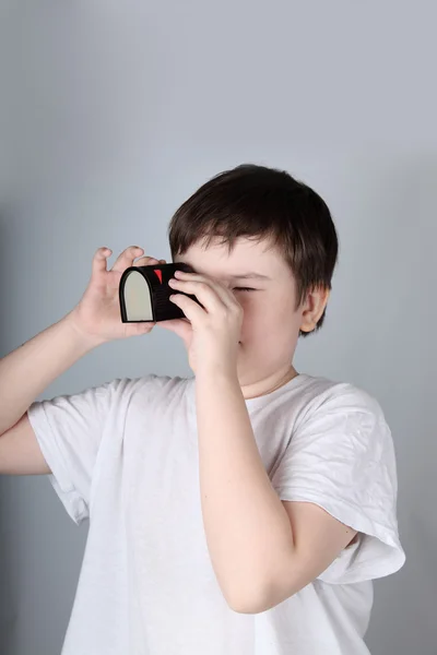 Ragazzo guarda in filmoskop — Foto Stock