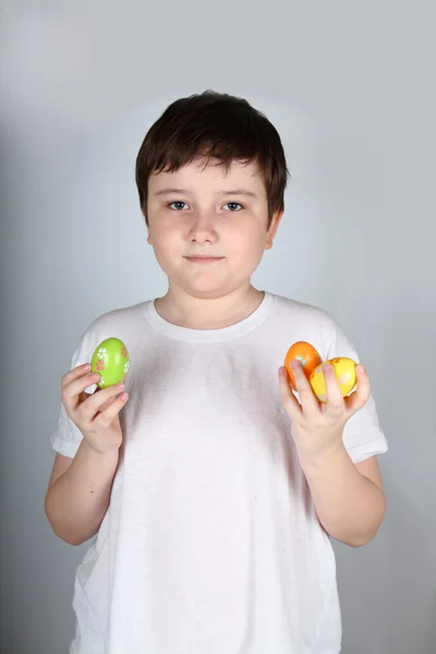 Junge mit Ostereiern — Stockfoto