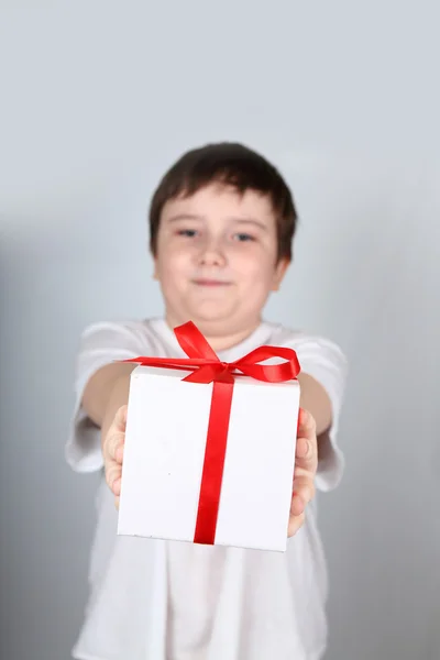 Vrolijke jongen met heden — Stockfoto