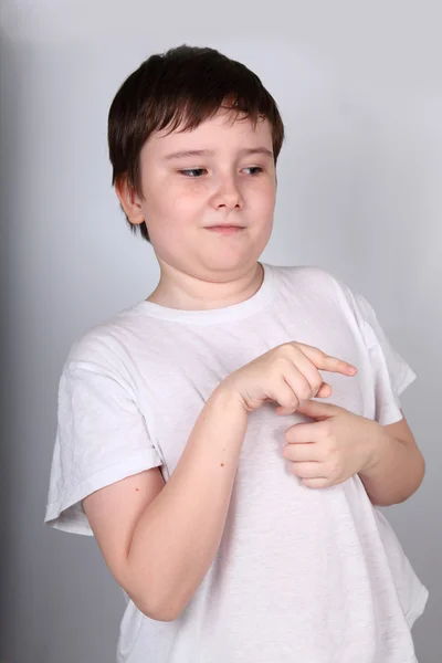 Αγόρι δείχνει το δάχτυλό του στην πλευρά — Φωτογραφία Αρχείου