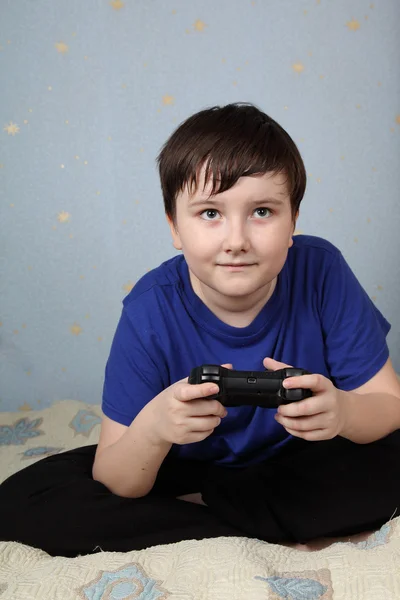 Junge mit Steuerknüppel spielt Computerspiel — Stockfoto