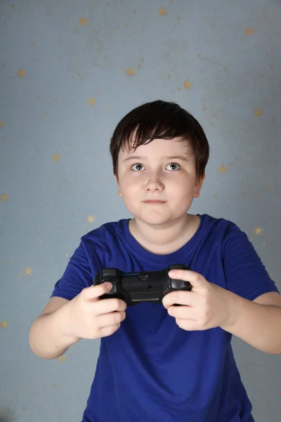 Pojke med en styrspak spela datorspel — Stockfoto