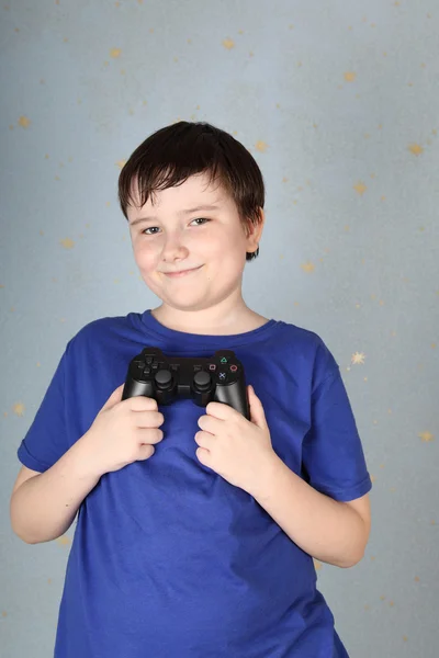 Ragazzo con un joystick giocare al gioco per computer — Foto Stock