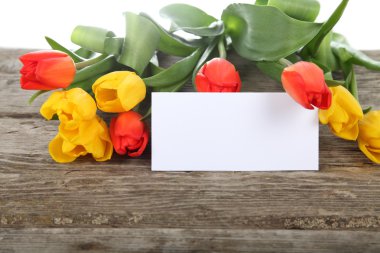 Buket laleler ve tebrik kartı