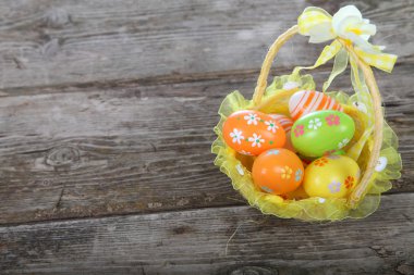Sepette yumurta ile Paskalya kompozisyon 