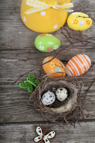 Osterstillleben mit Eiern im Nest — Stockfoto