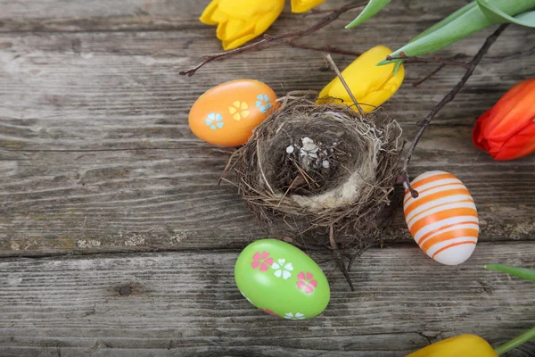 Osterkomposition mit Nest und Eiern — Stockfoto