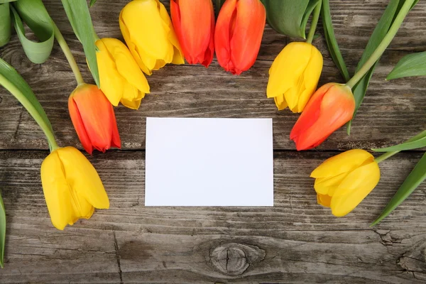 Boeket van tulpen en wenskaart — Stockfoto