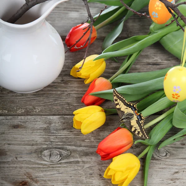 Osterkomposition mit Tulpen — Stockfoto