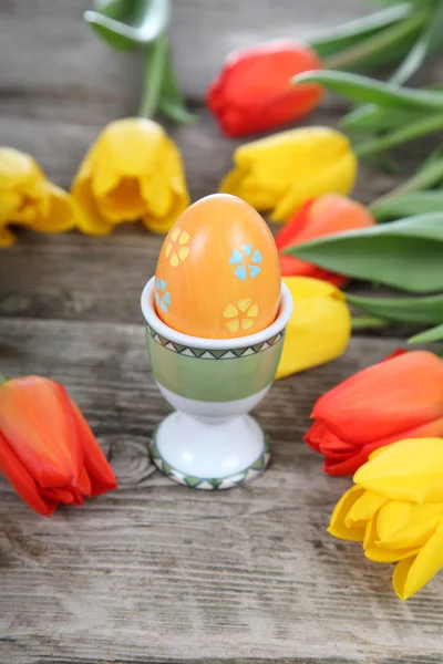 Osterkomposition mit Tulpen — Stockfoto