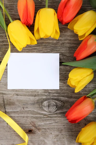 Buquê de tulipas e cartão de saudação — Fotografia de Stock